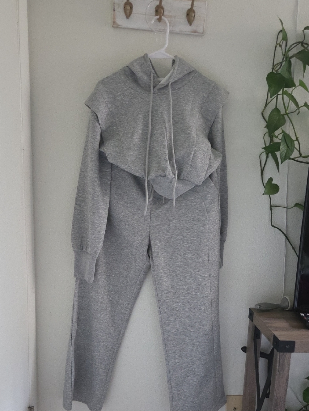 chic Light Gray Sweatshirt with Metal Accent